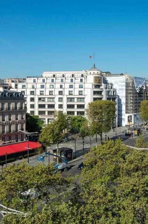 Amazing On Champs-elysées *